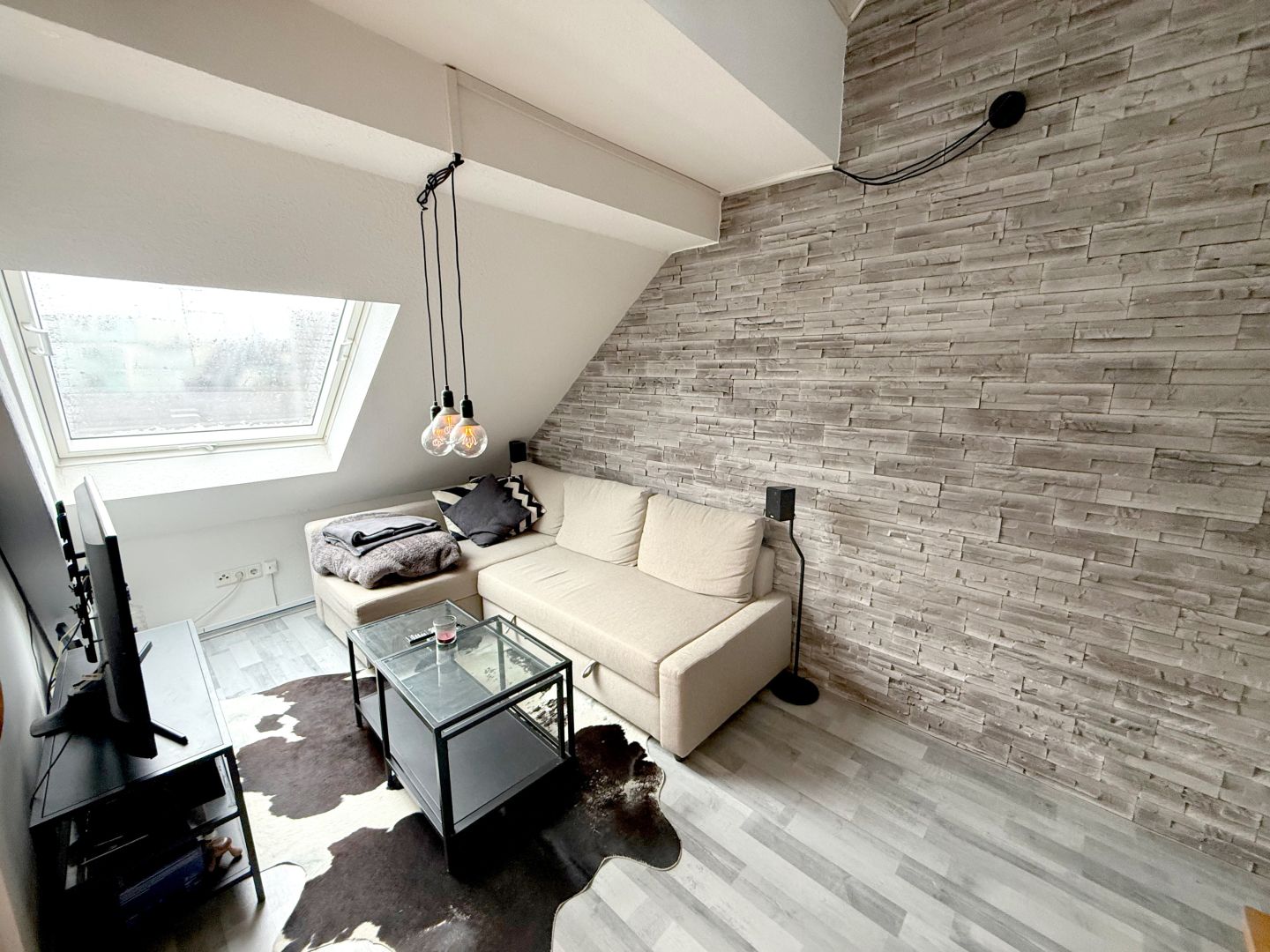 Im Herzen von Neuss: Zentrales und modernes Apartment im DG mit Klimaanlage und Tageslichtbad